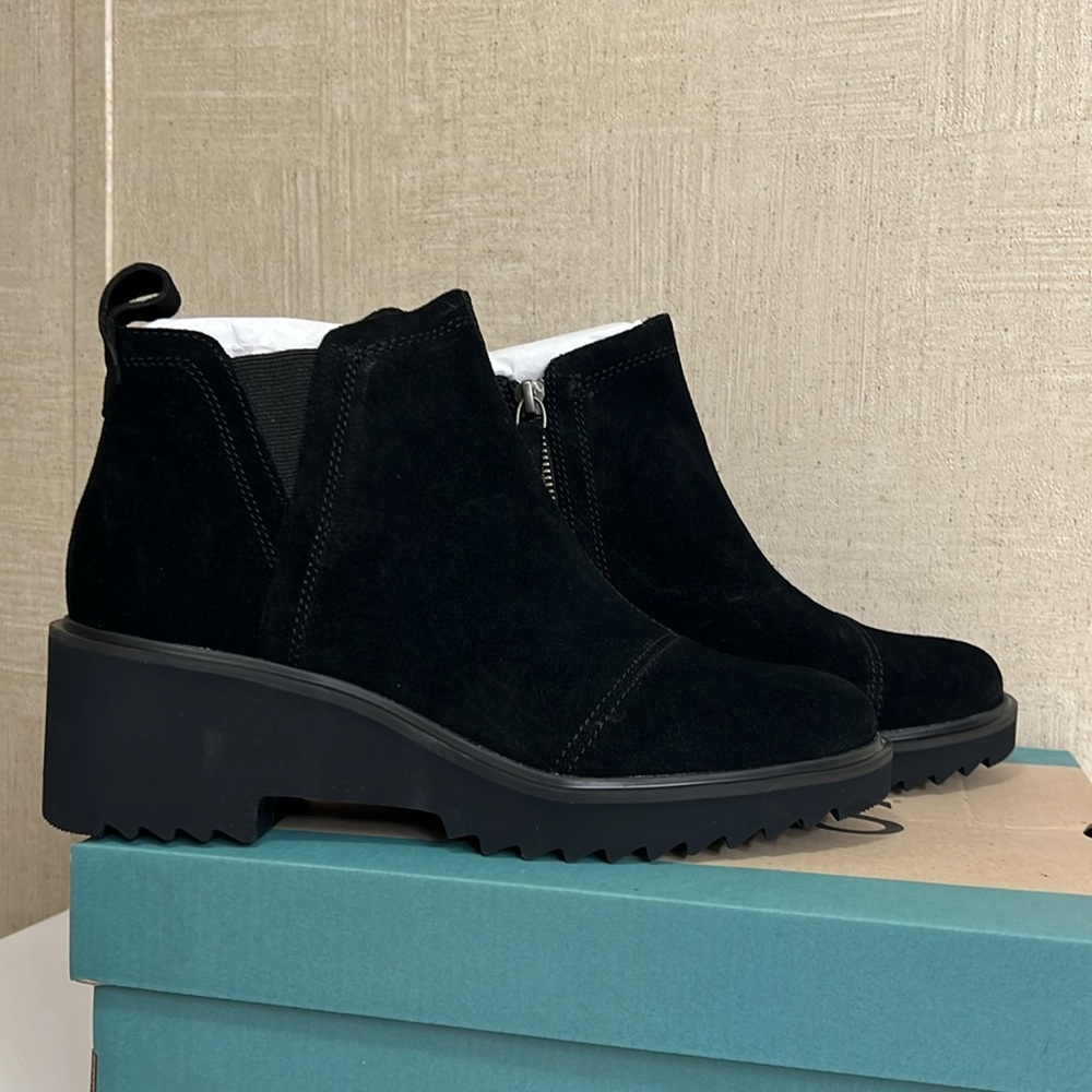 BRAND NEW IN BOX!! WOMENS TOMS MAUDE BLACK/BLACK SUEDE BOOTIES. SIZE 7.5